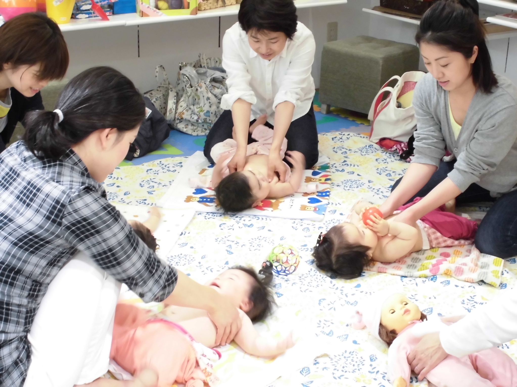 ベビーマッサージ 胸ちら