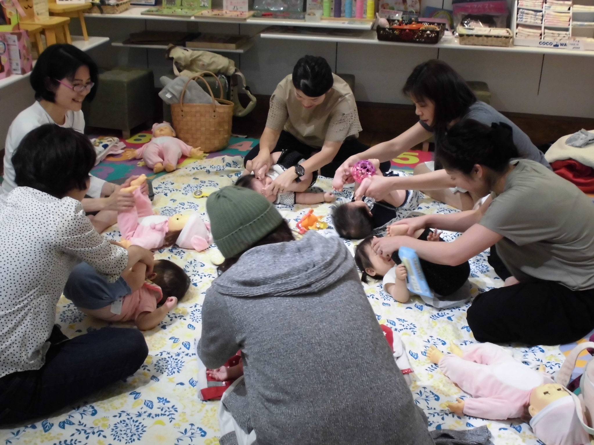 ベビーマッサージ 胸ちら